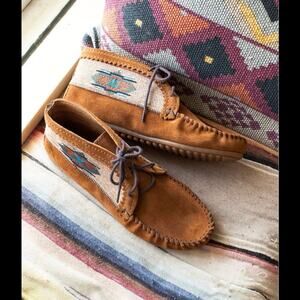 Minnetonka Boots Brown Suede Tribal Embroidered Sides Women's 6